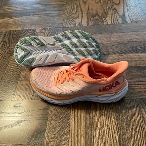 Hoka Clifton 8 in cantaloupe (regular width)